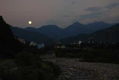 夕方、月がとっても大きくてきれいでした。