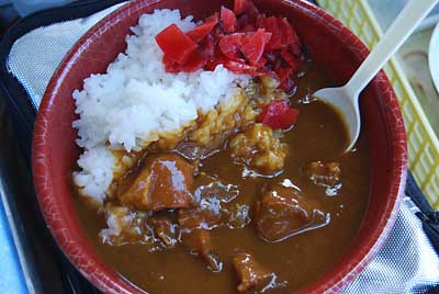 お昼は、出店されているお店から「カレーライス」を買って食べました。