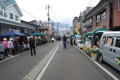 軽トラ市のお店が５０店も並ぶと賑やかになります！