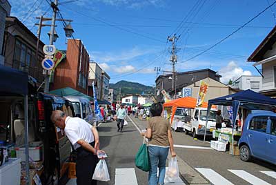 人通りは、前回より多いとのことでしたが、朝の人出はサッパリでした。