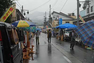 雨の中、商品をお買い上げいただいたお客様には心から感謝申し上げます。