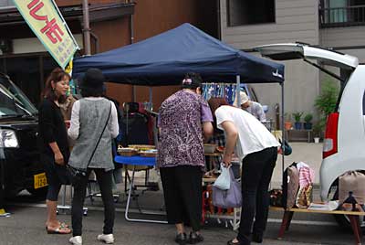 お向かいのアクセサリーと割烹着？の出店です。