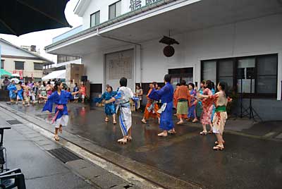 イベント広場では雨の中、頑張って踊っていました。