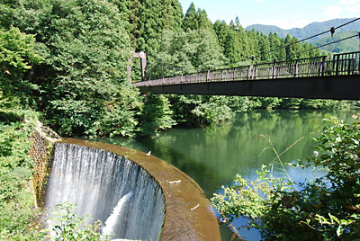 大源太湖の堰堤の滝です。