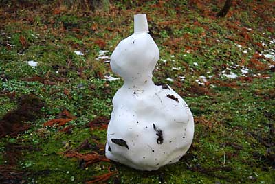 昨日、娘たちが作った雪だるまも溶け出していました。