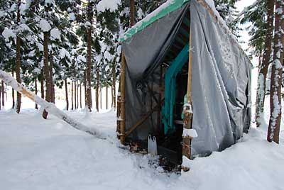 １日に作った時計の置台をチェンソーで調整しました。