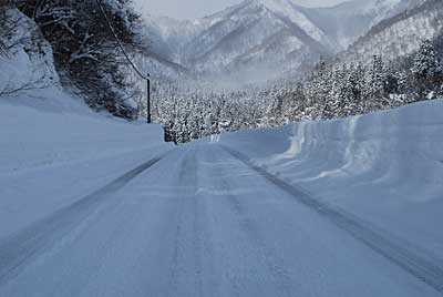 ずいぶん道路の両脇の雪壁が高くなりました。