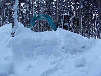 ユンボで小屋の回りの除雪をしました。