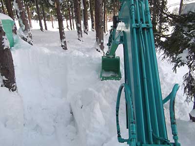 ユンボのバケットで雪をギュッと押しつけて転圧しました。