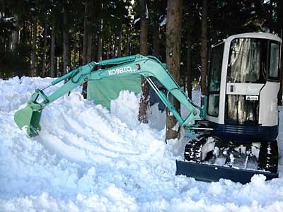 ユンボで雪室を転圧してから形を整えました。