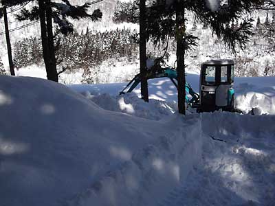 とりあえずガンガン雪を入れることにしました。