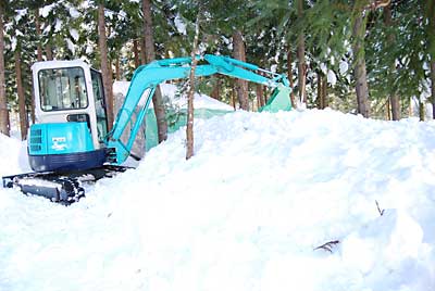 雪室の天井部分に雪を入れました。