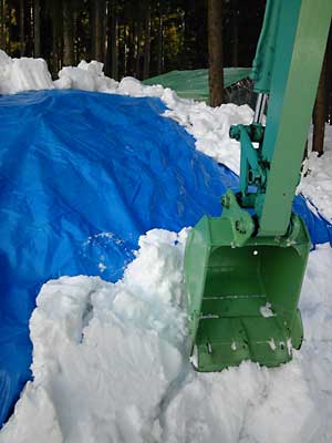 風よけも兼ねて雪をさらに入れることにしました。