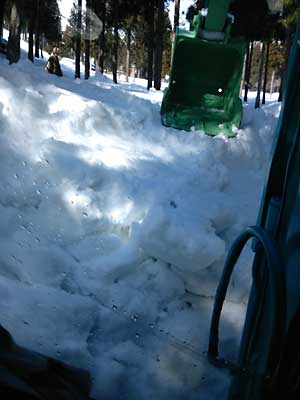 ユンボで雪入れ作業中です。