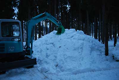 暗くなる頃、何とか雪入れが終わりました。