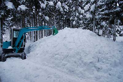 何とか雪を被せ終わりました。