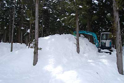 雪室１号の反対側に雪をユンボ君で入れました。