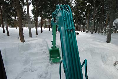 杉林の中をユンボで雪を転圧をして道をつけました。