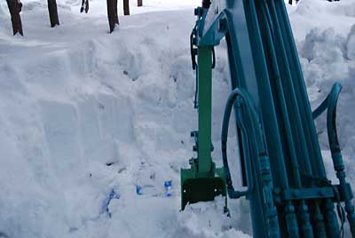 杉の支柱が必要になったためユンボで除雪しました。