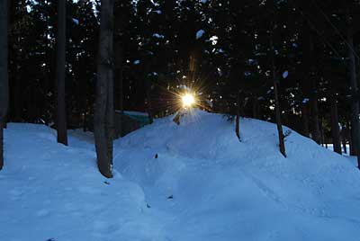 雪室１号にちょうど夕日が射して来ました。