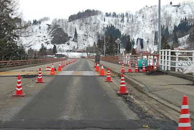 長野県に入るにしたがい道路がうねっていたり片側交互通行になっていました。