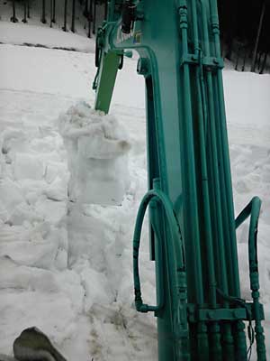 ユンボのバケット雪を下からすくい上げてから落とします。