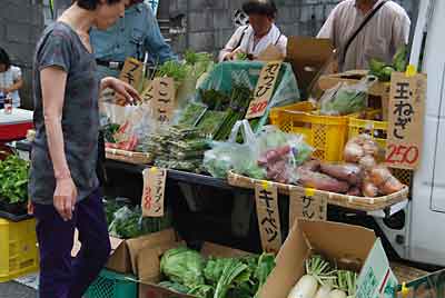 こちらは、農家？ならではの野菜と山菜の販売。