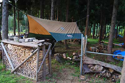 休憩所兼作業所の屋根（天幕）を張りました。