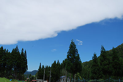 台風の影響か？空も異様に青い。