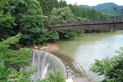 堰堤には、大水の残骸が残っていました。