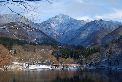 お昼過ぎの大源太山が太陽を浴びてきれいでした。