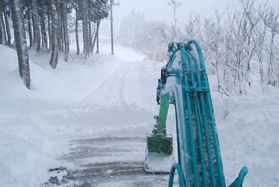 ユンボで除雪中です。