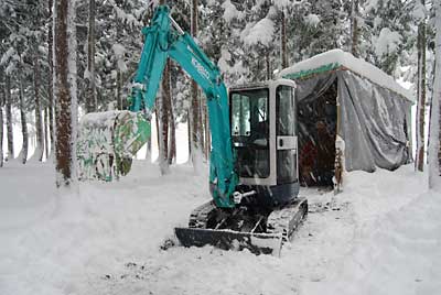 ユンボのバケットにワックスを塗っておかなかったので雪がくっついて苦戦しました。