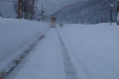 道路の雪の壁も１ｍ以上になりました。