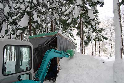 ユンボ小屋の屋根の除雪もしました。