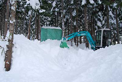 午前中、雪室に雪入れをしました。