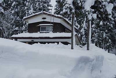 気になっていたご近所の屋根の雪ですが、無事雪堀が終わりました。