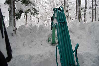 午後から雪室にユンボで雪入れをしました。