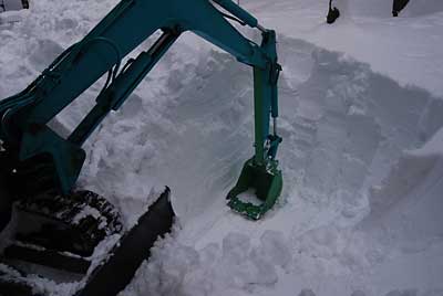 短期用の雪室を試し掘りしてみました。