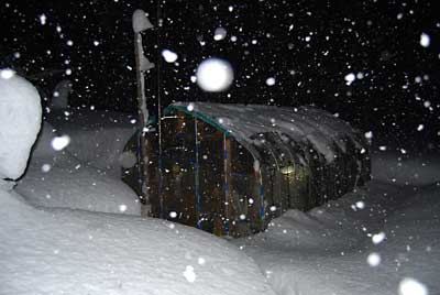 夜になってもまだ雪が降っています。