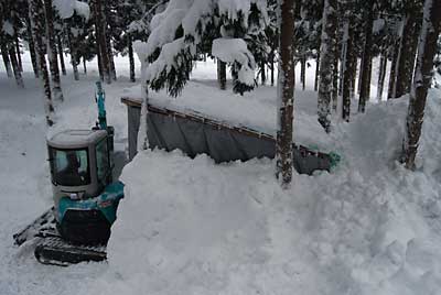 雪が降ってきましたので急いでユンボ小屋まで行って、小屋の雪下ろしをしました。