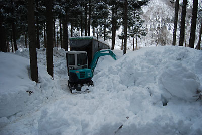 ユンボ小屋の前の除雪も雪のやり場を確保しながらなんとか出来ました。