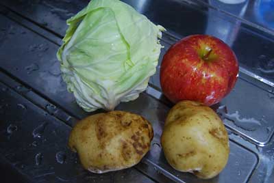 雪室から試食用に野菜等を持ってきました。