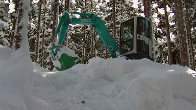 さっそく農園のユンボ小屋の周りの除雪をしてきました。