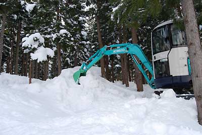 雪室に雪が新鮮なうちにユンボで雪を追加しました。