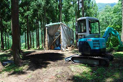 久し振りにユンボ君を小屋から出して抜根をしてもらいました。