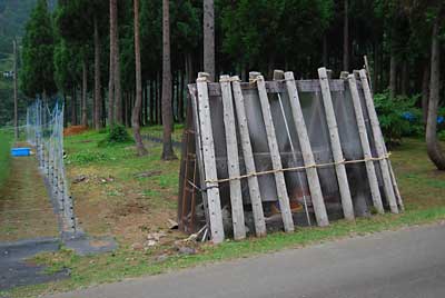 農園の農具小屋の丸太を固定している荒縄が朽ちてきたので交換しました。