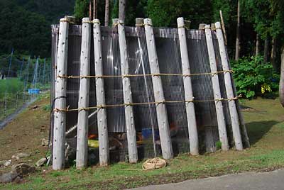 午後から農園のの具小屋の荒縄の設置が完了しました。