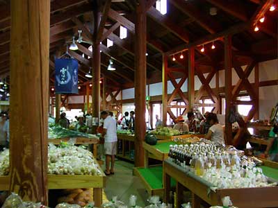 道の駅「田園かわば」の直売所の中の様子です。