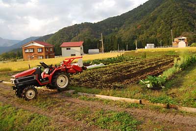 雨が降らないうちに、ダッシュでソバを刈った圃場を耕耘しました。